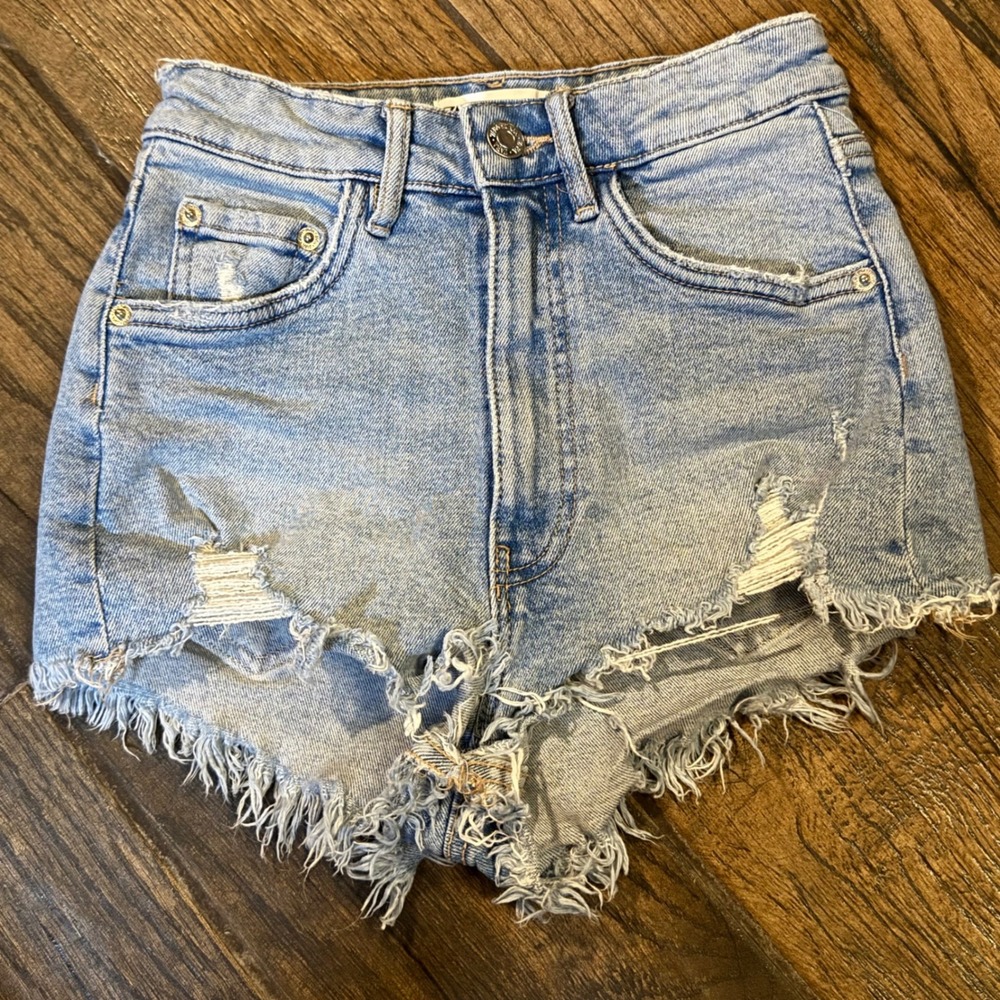 Zara Women Light Wash Distressed High Waisted Denim Shorts Size 0 Frayed Hem